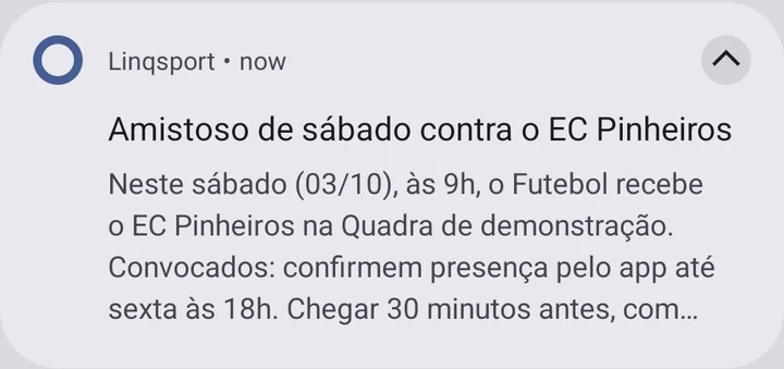 Notificação do comunicado chegando no celular de um responsável